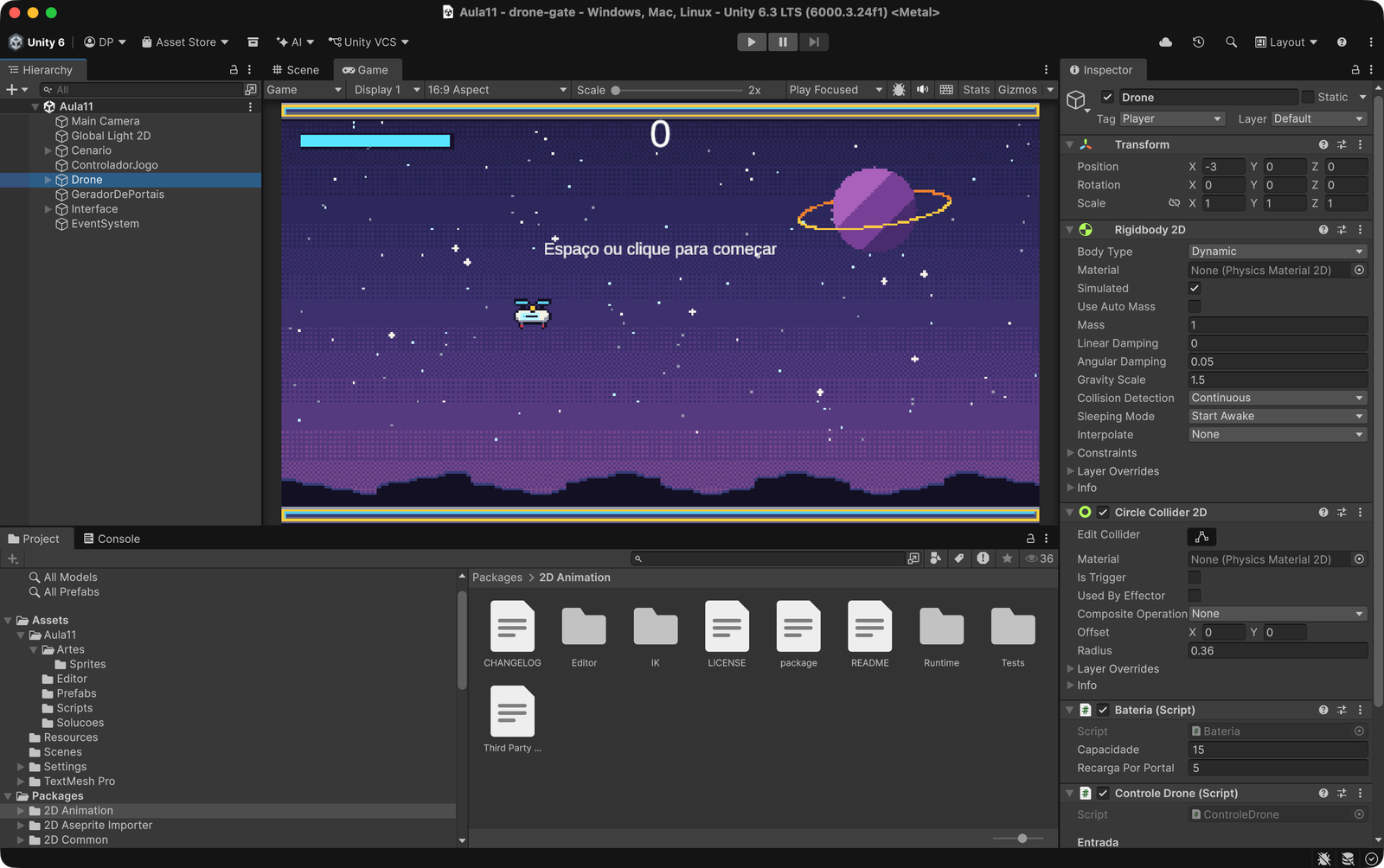 Janela do Unity Editor com a cena Aula11. Na Hierarchy aparecem Main Camera, Global Light 2D, Cenario, ControladorJogo, Drone, GeradorDePortais, Interface e EventSystem. A janela Game mostra o fundo espacial, o drone, o placar 0, a barra da bateria cheia no canto superior esquerdo e o aviso para começar. O Inspector mostra o Drone com Transform, Rigidbody 2D, Circle Collider 2D, Bateria (Capacidade 15, Recarga Por Portal 5) e Controle Drone.